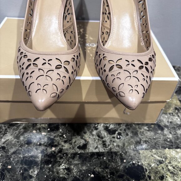 Micheal Kors Women's MK Flex Mid Perforated Pumps Nude SZ: 9M - Picture 5 of 16
